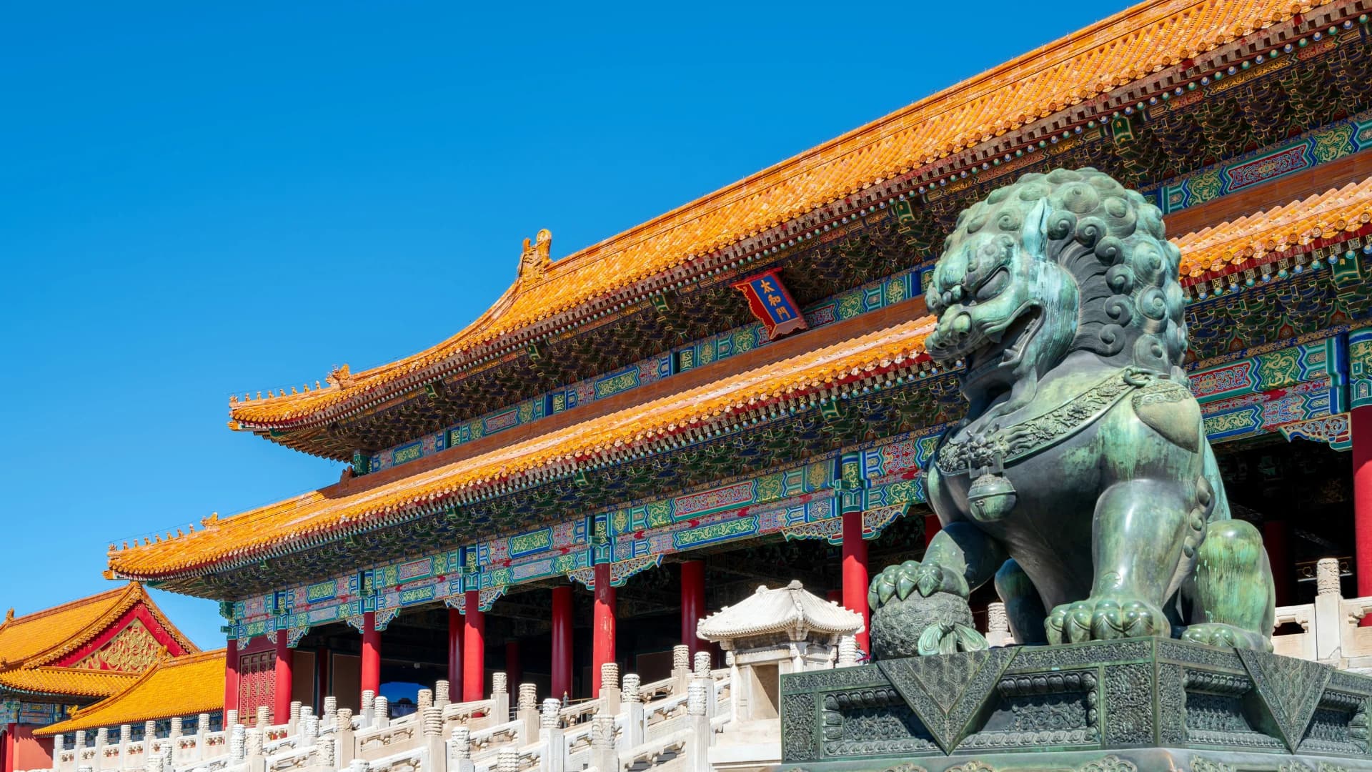 León de bronce frente a un palacio de la Ciudad Prohibida