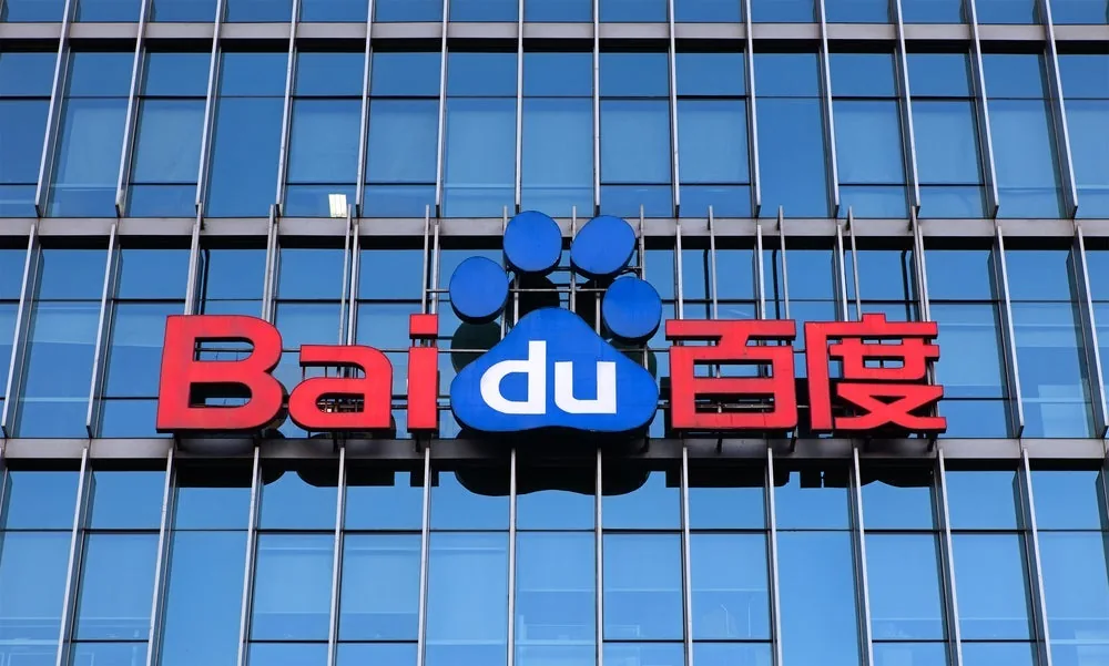 Logotipo de Baidu en la fachada de un edificio de cristal
