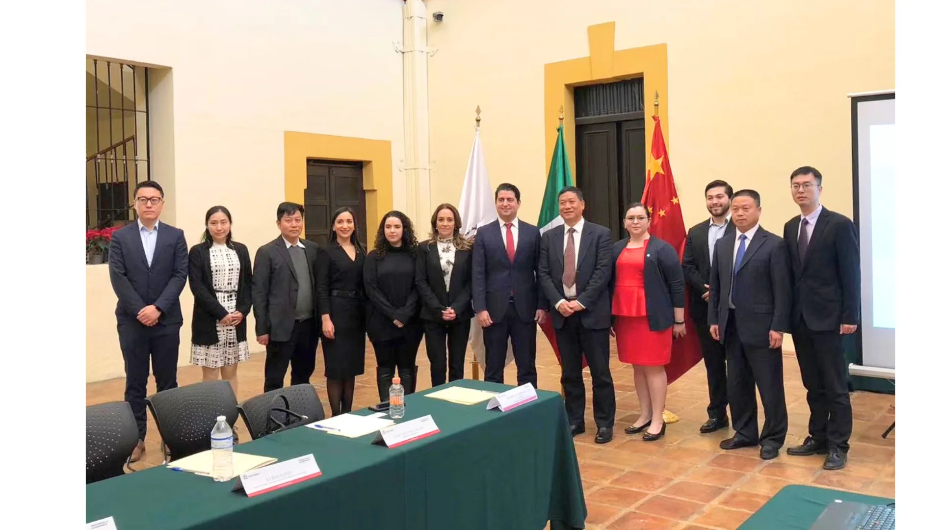 Delegación mexicana y china posando tras una reunión institucional